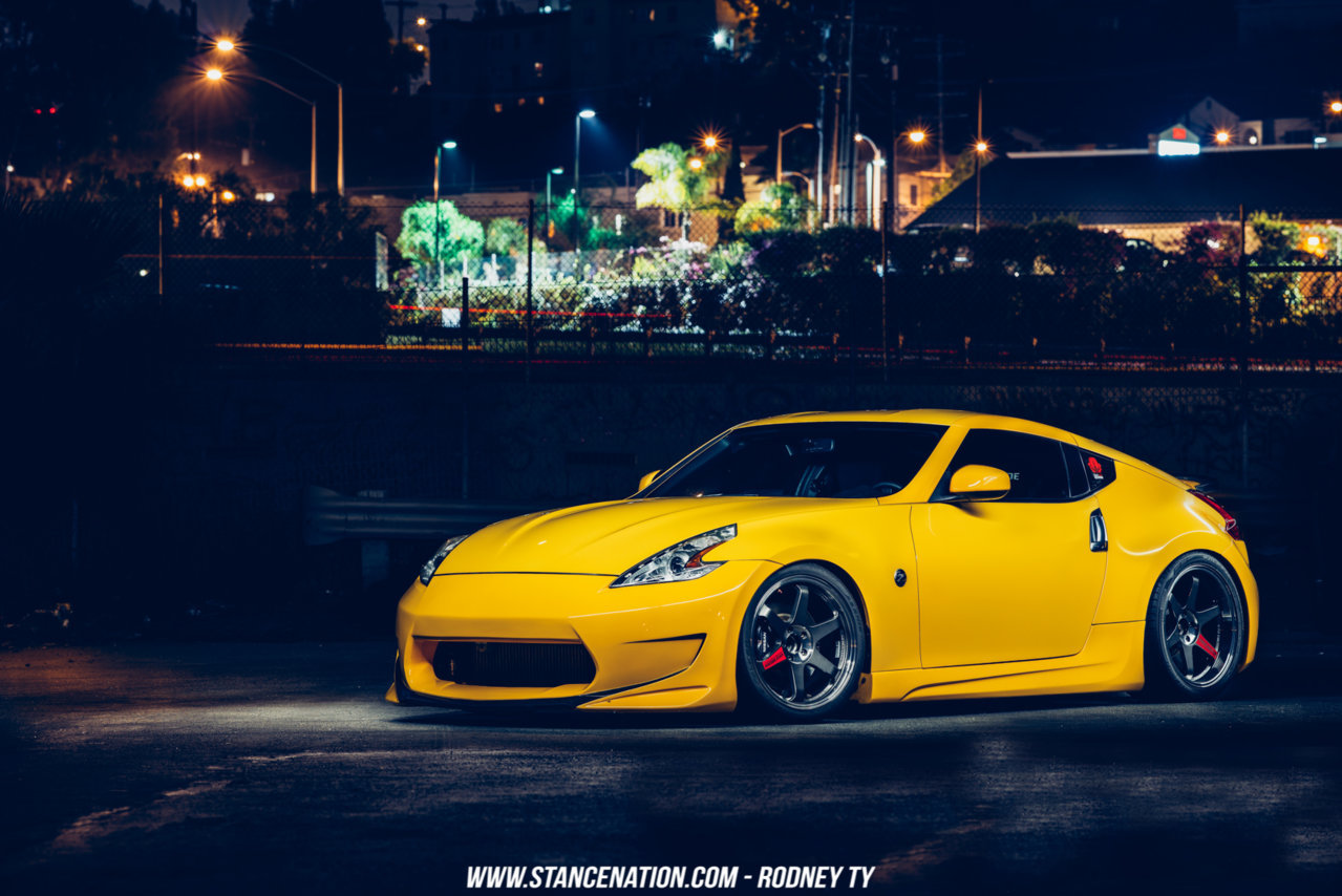 Clean-simple-nissan-370Z-1.jpg