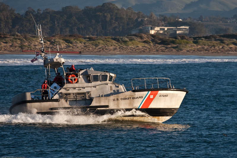 Coast_Guard_47'_Motor_Lifeboat_Escorts_Fishing_Boats_08Dec2009.jpg
