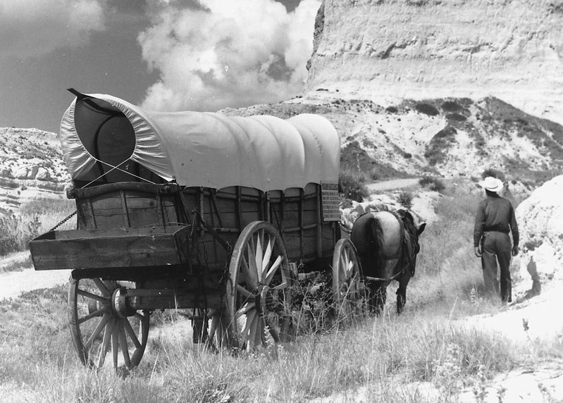 Conestoga_wagon_on_Oregon_Trail_-_NARA_-_286056_crop.jpg