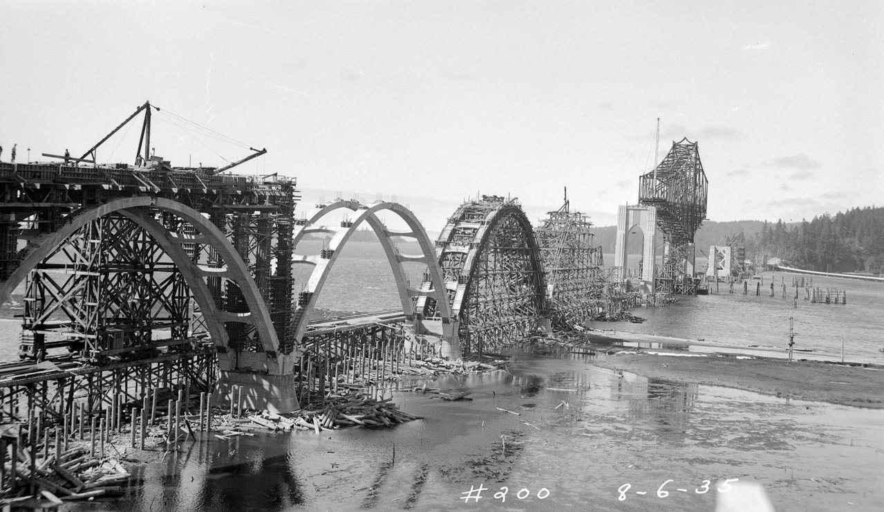 Coos_Bay_Bridge,_Construction_(32091766393).jpg
