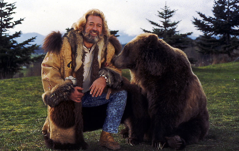 dan_haggerty_with_bear_very20small.jpg