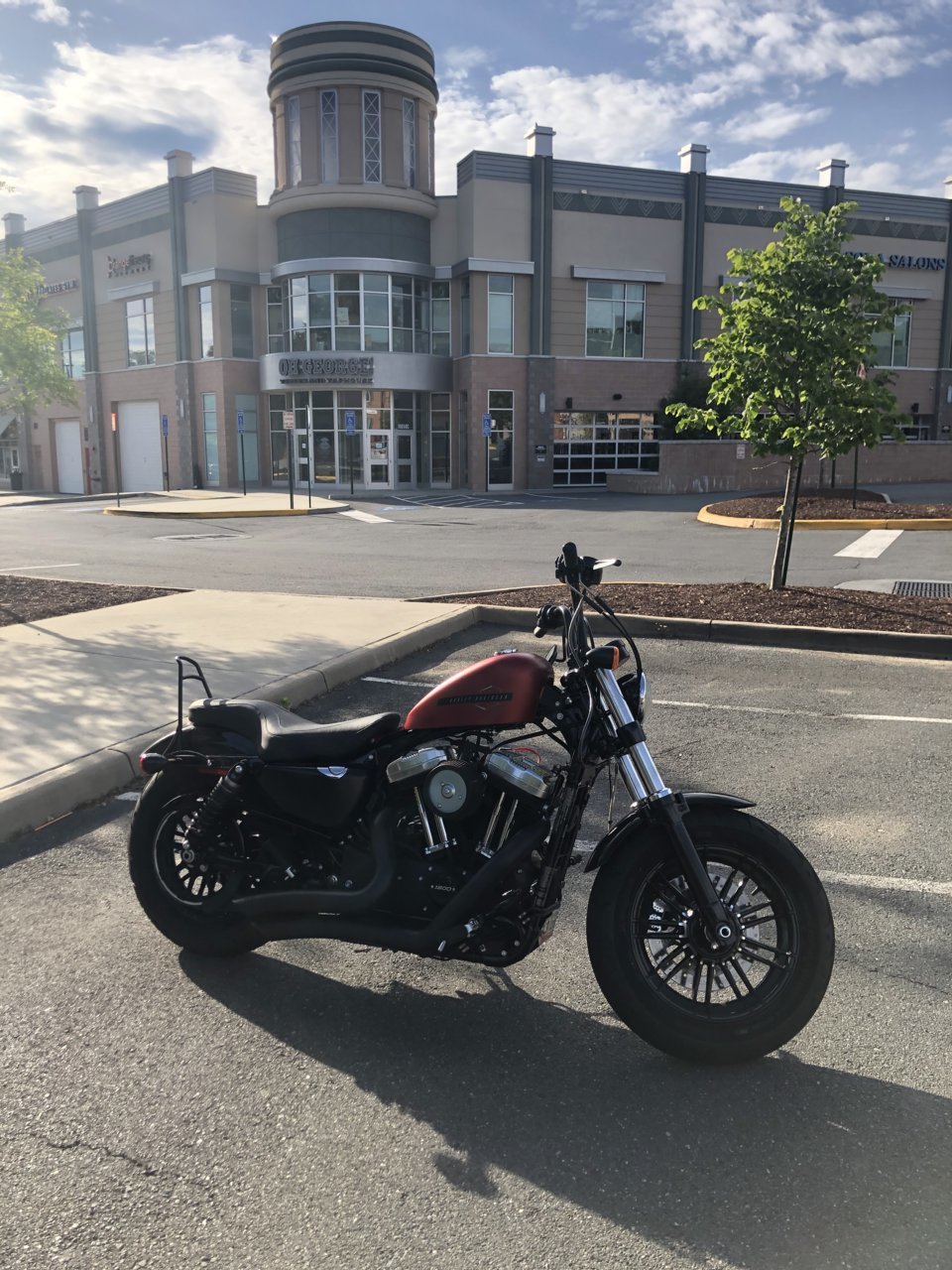 I've just put a 2.5 inch tank lift on my Iron 883 : r/Harley