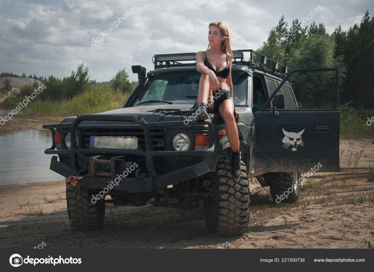 depositphotos_221500736-stock-photo-sexy-girl-jeep-toyota-sand.jpg