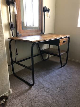 desk 1.jpg