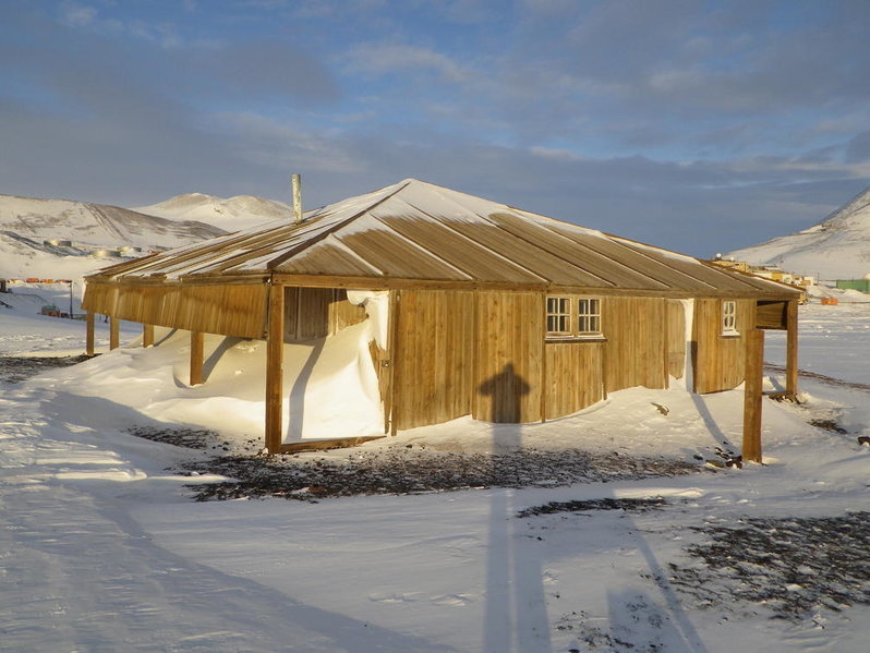 Discovery Hut.jpg