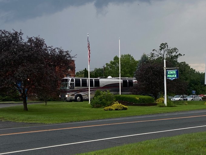 driving-your-prevost-rv-onto-the-race-track-is-a-bad-way-to-end-a-vacation_2.jpg