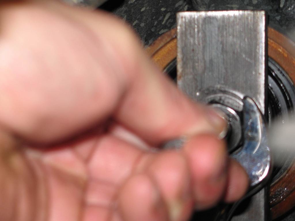 ECGSBearing12-TighteningtheTool_262ddc225ea672e2a2b93814558c7ed073d16bd7.jpg
