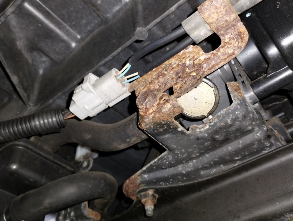 evap canister bracket rusty.jpg