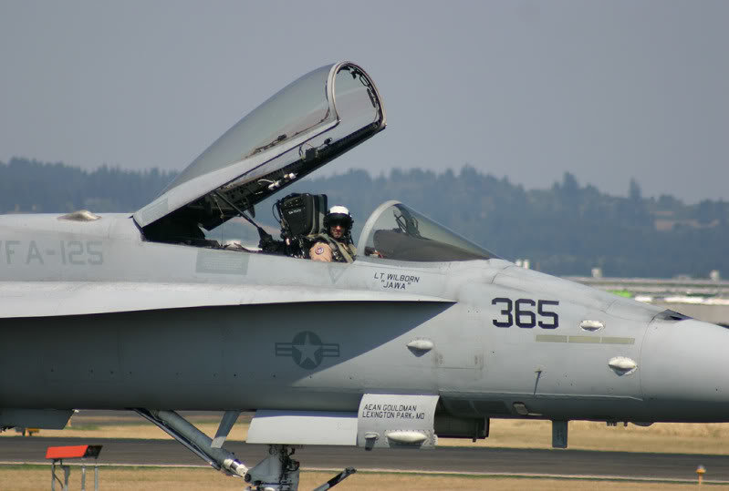F18pilot_4ecace992681a591445047d9c83a8163b1ecee59.jpg