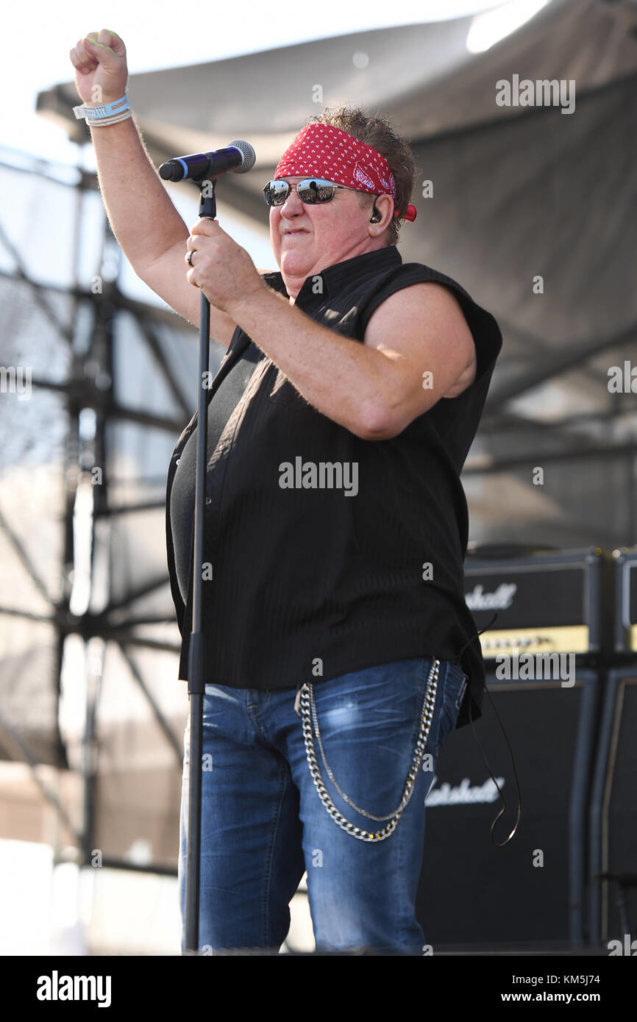 fort-lauderdale-beach-fl-usa-03rd-dec-2017-mike-reno-of-loverboy-performs-KM5J74.jpg