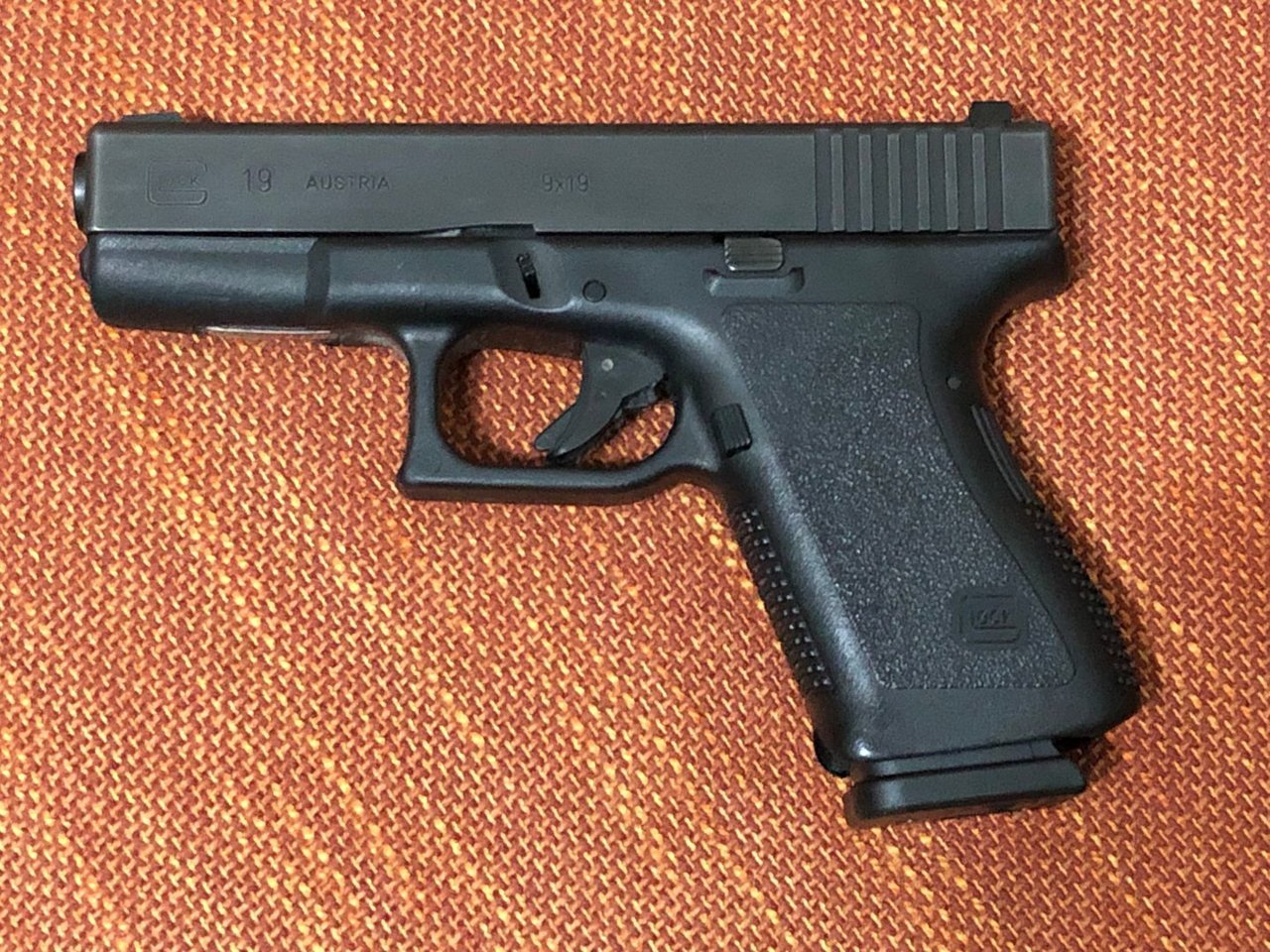 Glock_19_Gen_2_a1d4297d056adc8d46087fa655d5d0c472fb3459.jpg