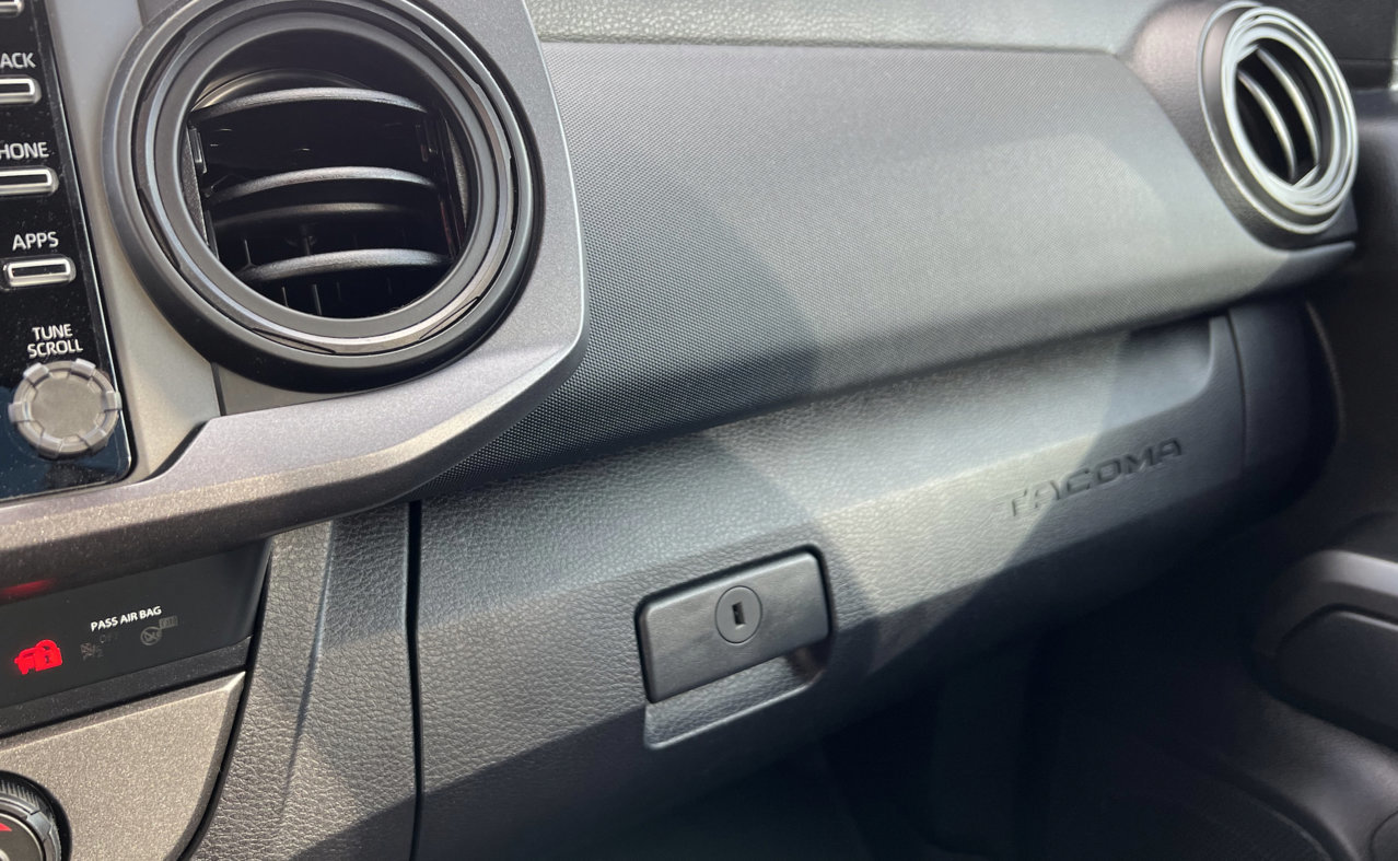 glove box lock cylinder 02.jpg