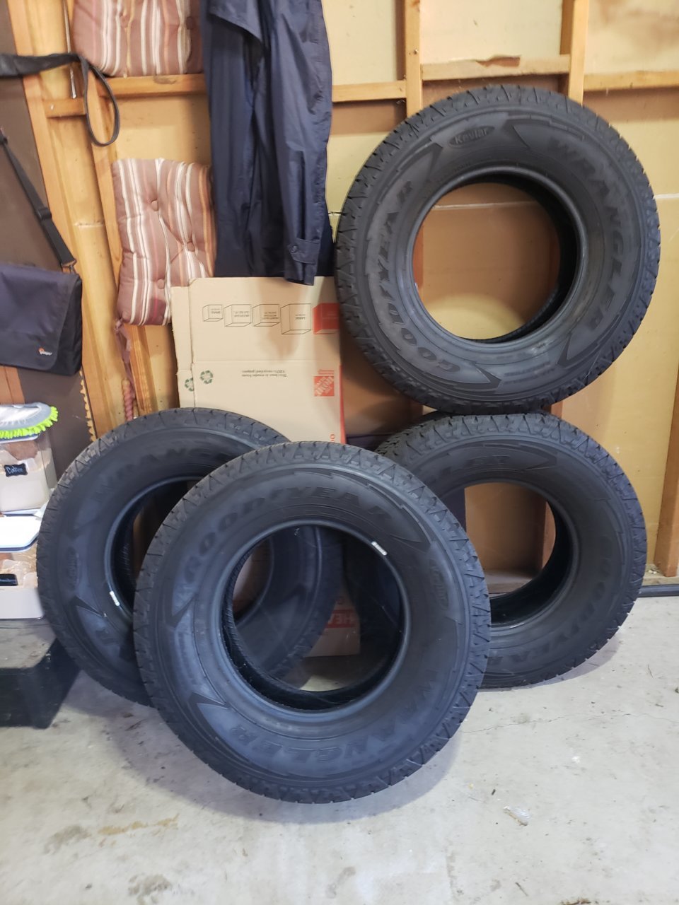 Goodyear Wrangler Kevlar 265 70 R16     1.jpg