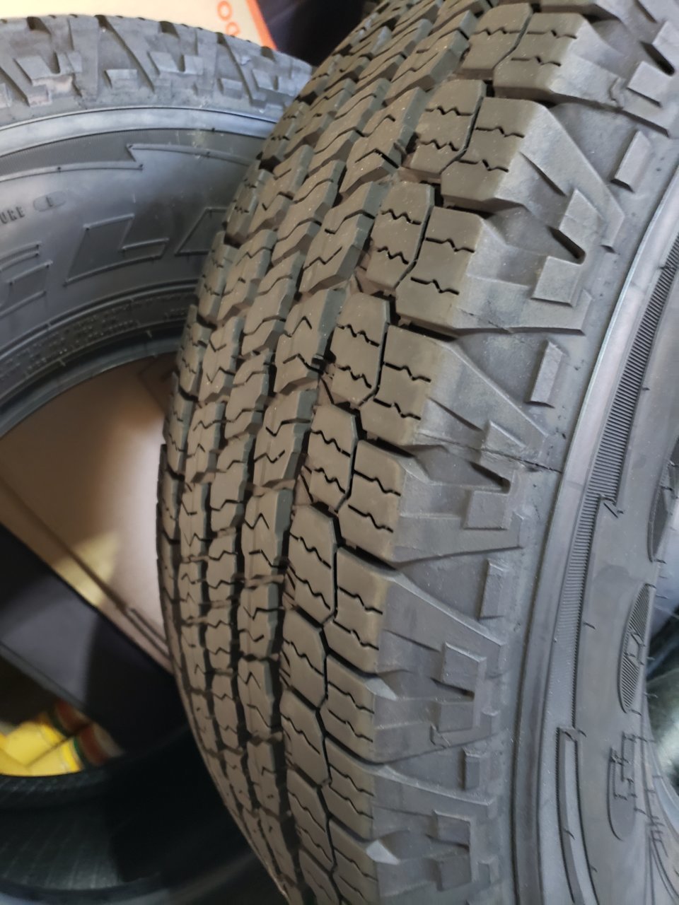 Goodyear Wrangler Kevlar 265 70 R16     2.jpg