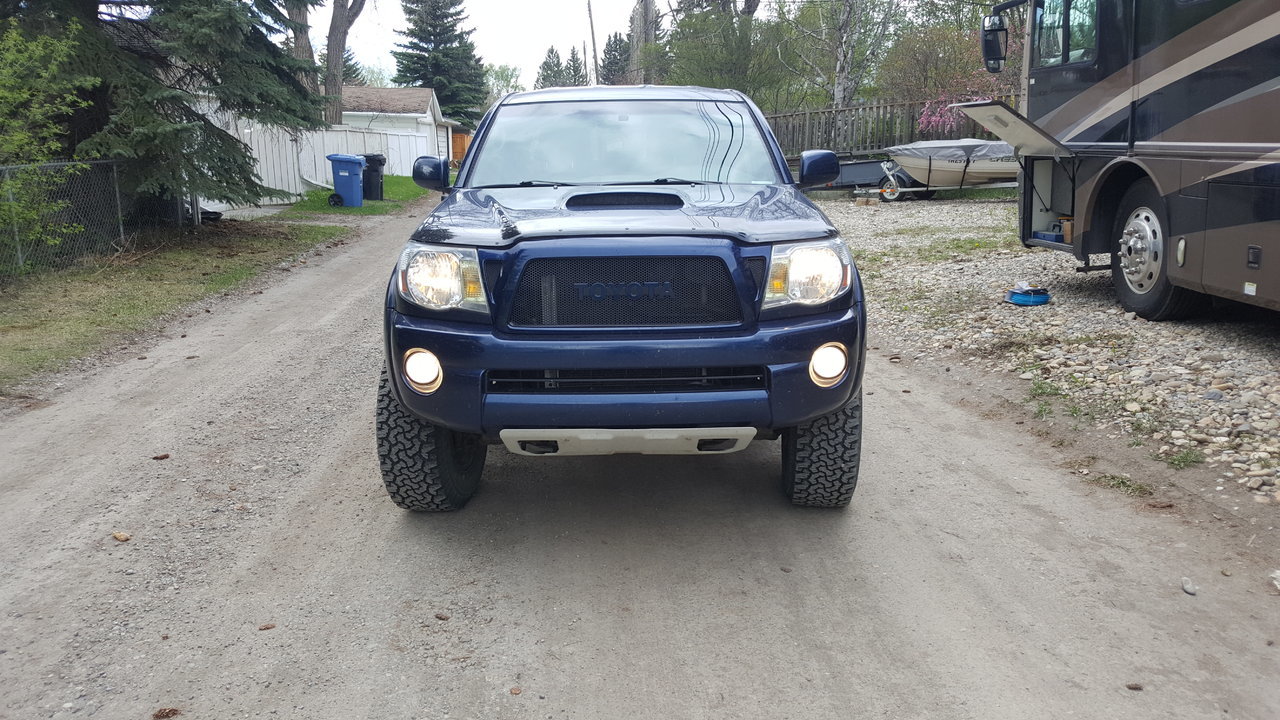 Grill and emblem - no lights.jpg