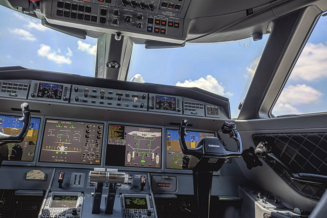 Gulfstream Cockpit.jpg