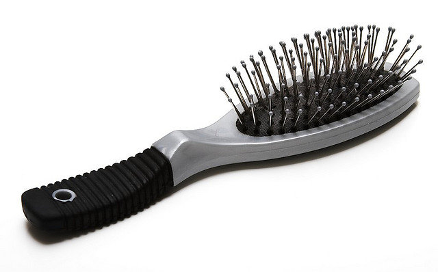 Hairbrush_with_metal_bristles.jpg