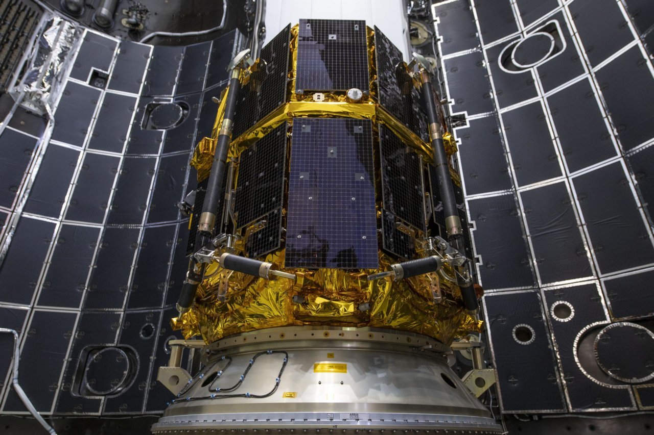HAKUTO-R-M1-lander-F9-fairing-encapsulation-SpaceX-2-c.jpg