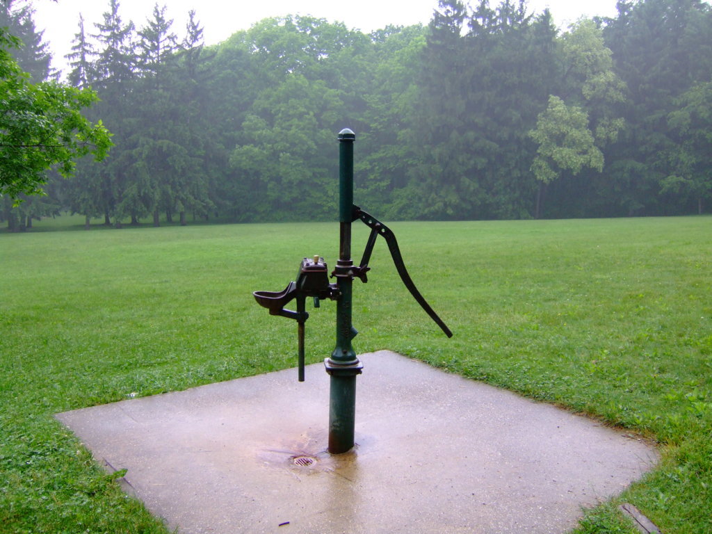 Hand_Pump_Hinckley.jpg