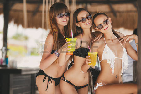 hawaii-beach-bar-beautiful-girls.jpg