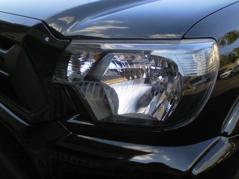 headlightclose_1a4c87dd4986d01f157b24a1b009c0f903687799.jpg