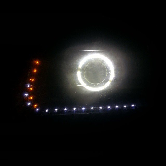 headlights_b8762be77bdb5e3678a9cc1a62d0b20692d0ef26.jpg