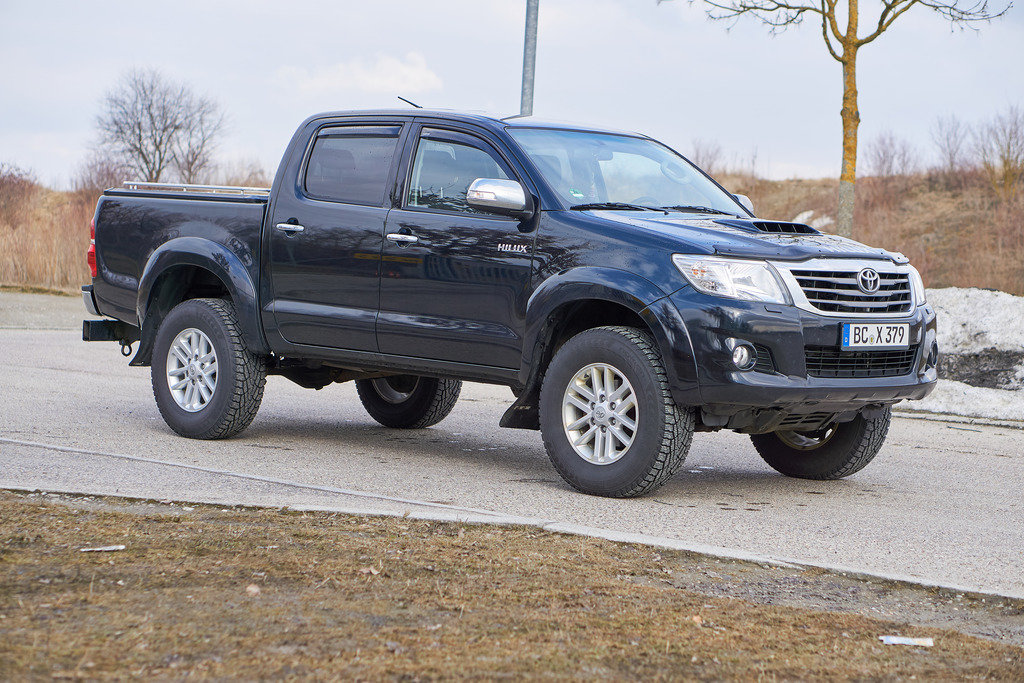 Hilux%20vs%201_2_1_3fd63e76e7d811970429b84b2e51488bc36d4cc1.jpg