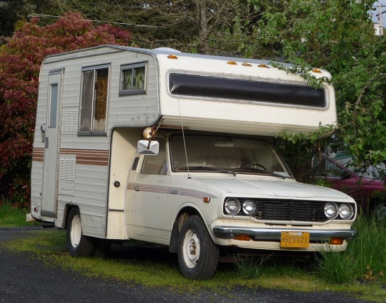 hilux camper.jpg