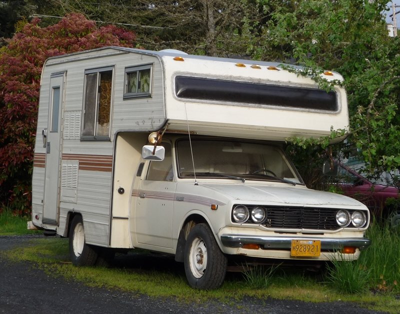 hilux camper.jpg