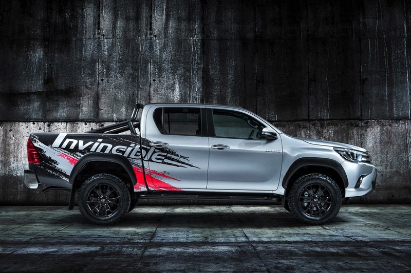 hiluxinvincible50showcar-side_mid.jpg