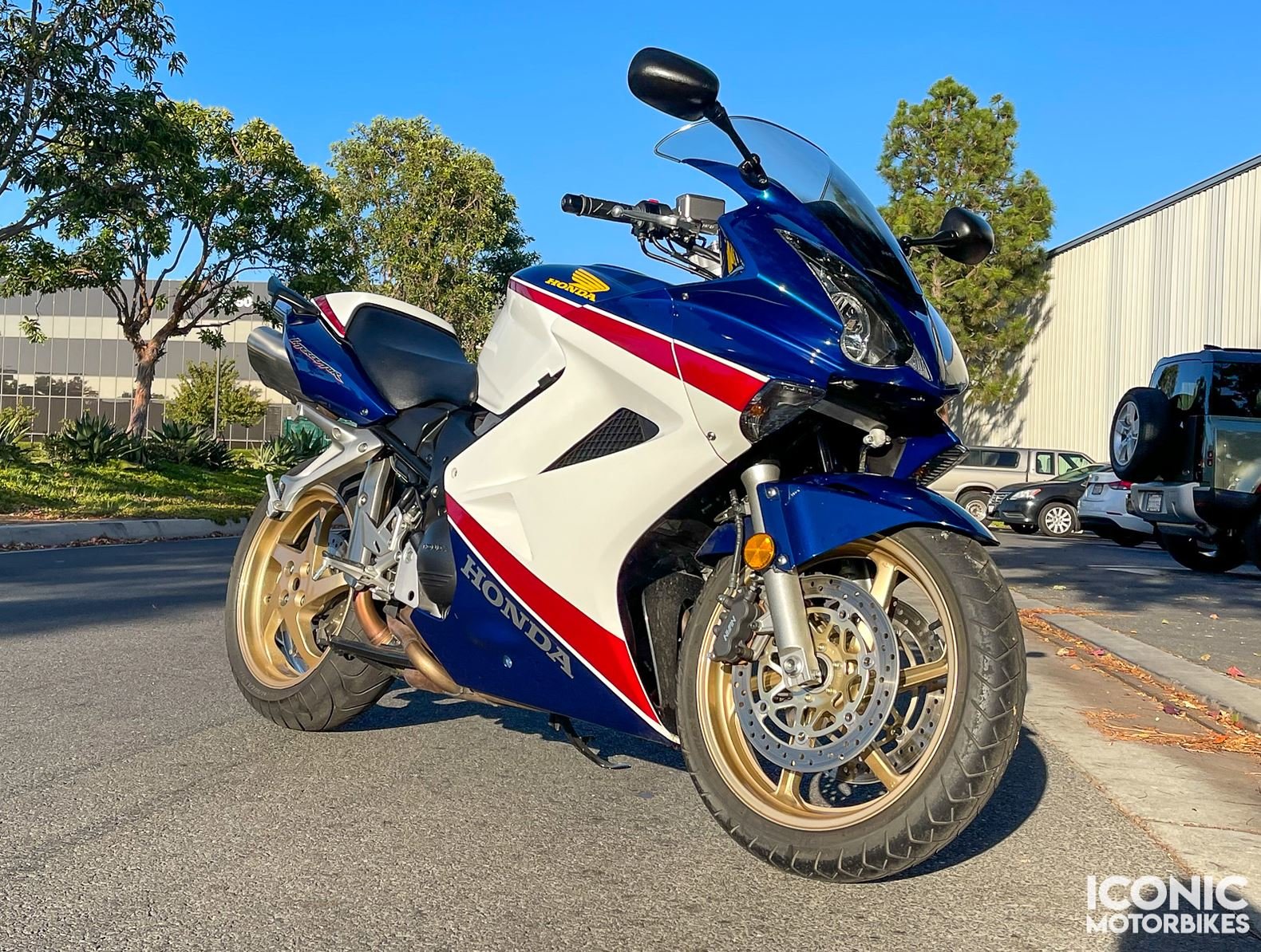 Honda-VFR800-25th-Anniversary-Front-Right-Featured.jpg