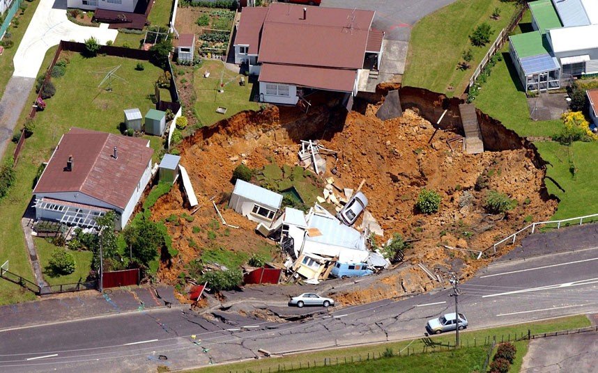 House-collapsed-into-a-huge-hole.jpg