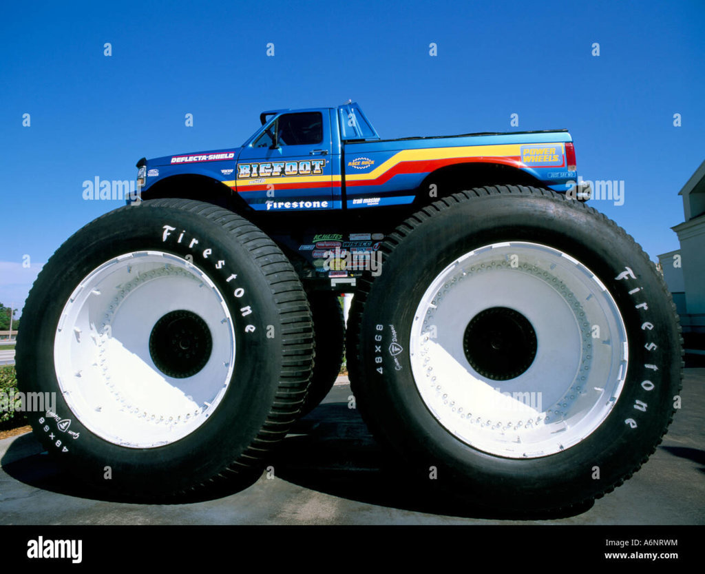 huge-tyres-big-foot-customised-car-united-states-of-america-north-A6NRWM.jpg