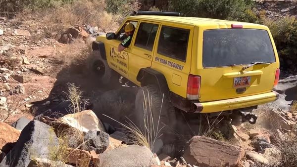 hyundai-tucson-stuck-in-extreme-off-road-situation-gets-towed-by-jeep-cherokee6-1571057136.jpg