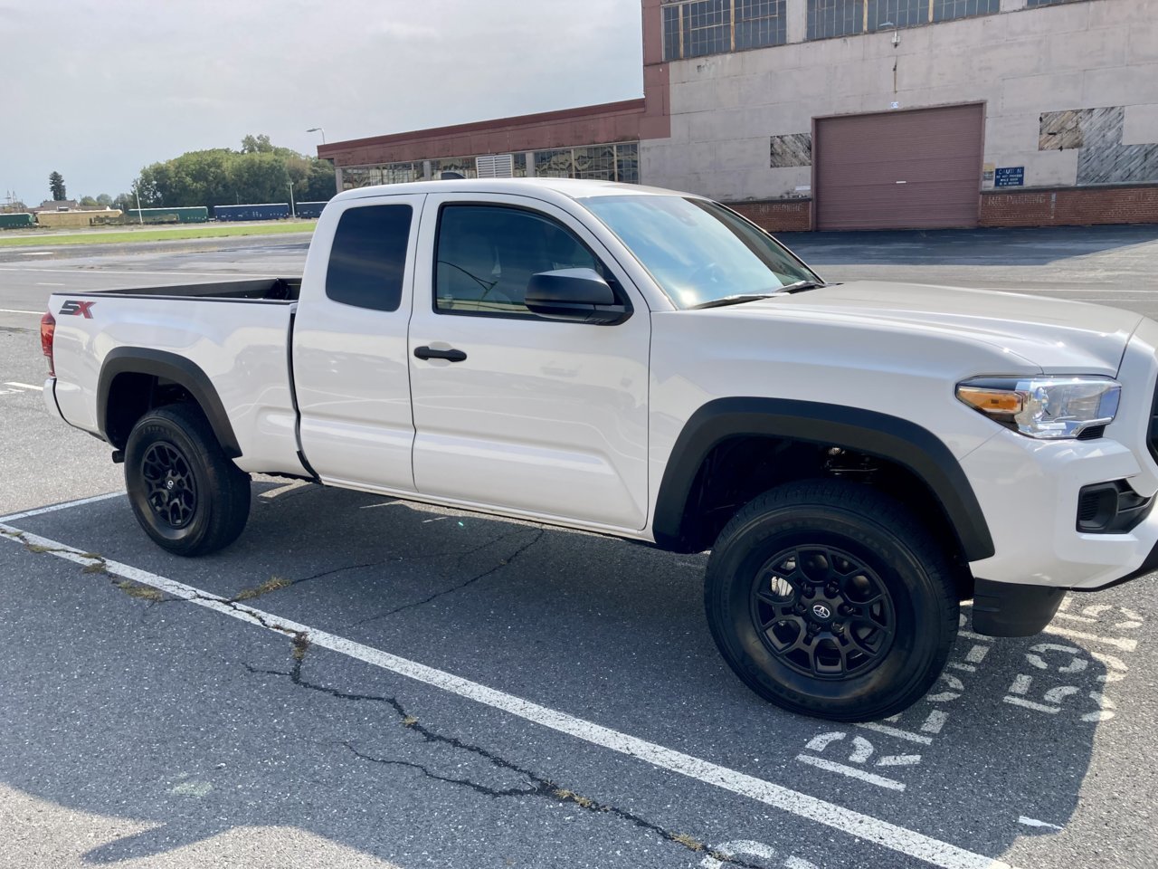 SR5’s being sold with black OR style fenders? | Tacoma World