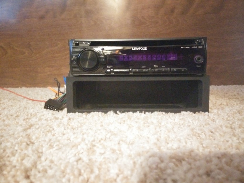 Kenwood KDC152 Stereo World