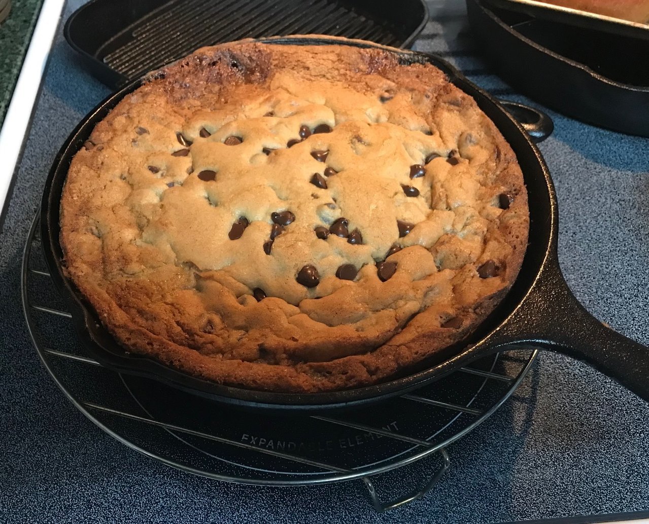 Deep Dish Pizza cooked on my Kamado Joe in a Lodge 12 Dual Handle : r/ castiron