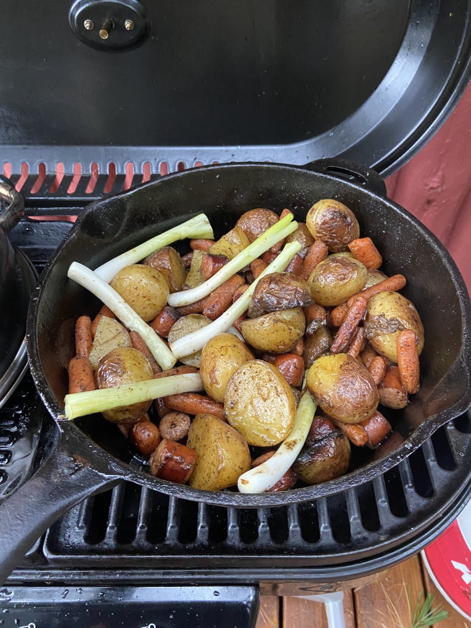 Lodge Cast Iron Cook-It-All Kit. Five-Piece Cast Iron Set includes a  Reversible Grill/Griddle 14 Inch, 6.8 Quart Bottom/Wok, Two Heavy Duty  Handles, and a Tips & Tricks Booklet. 