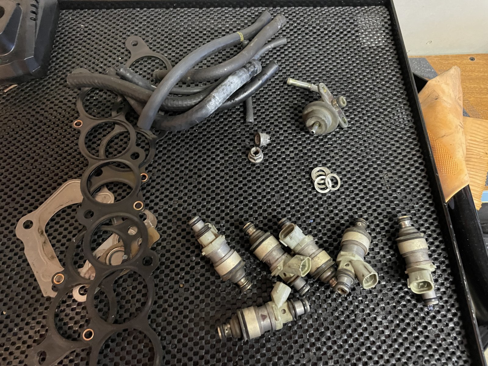 injectors old parts.jpg
