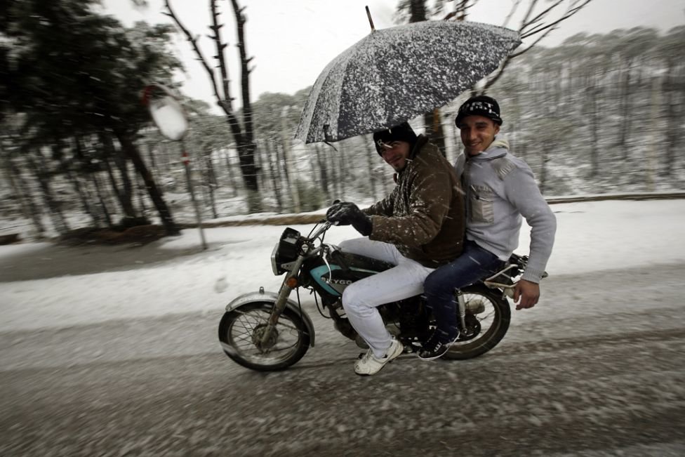 joke-funny-photo-How-to-drive-motorcycle-safe-on-snow-Umbrella-is-the-answer-.jpg