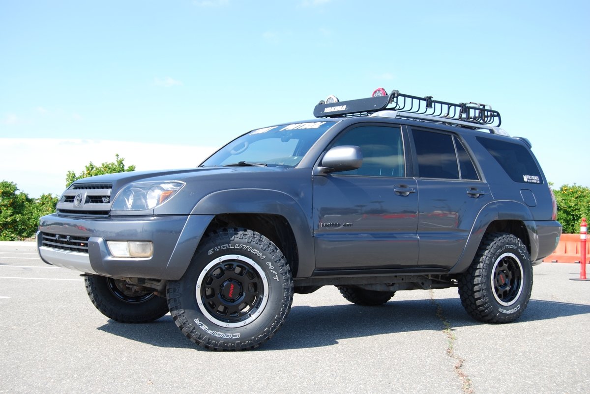 Jonah's 4Runner with Gloss Black Overlander (1) 1200.jpg