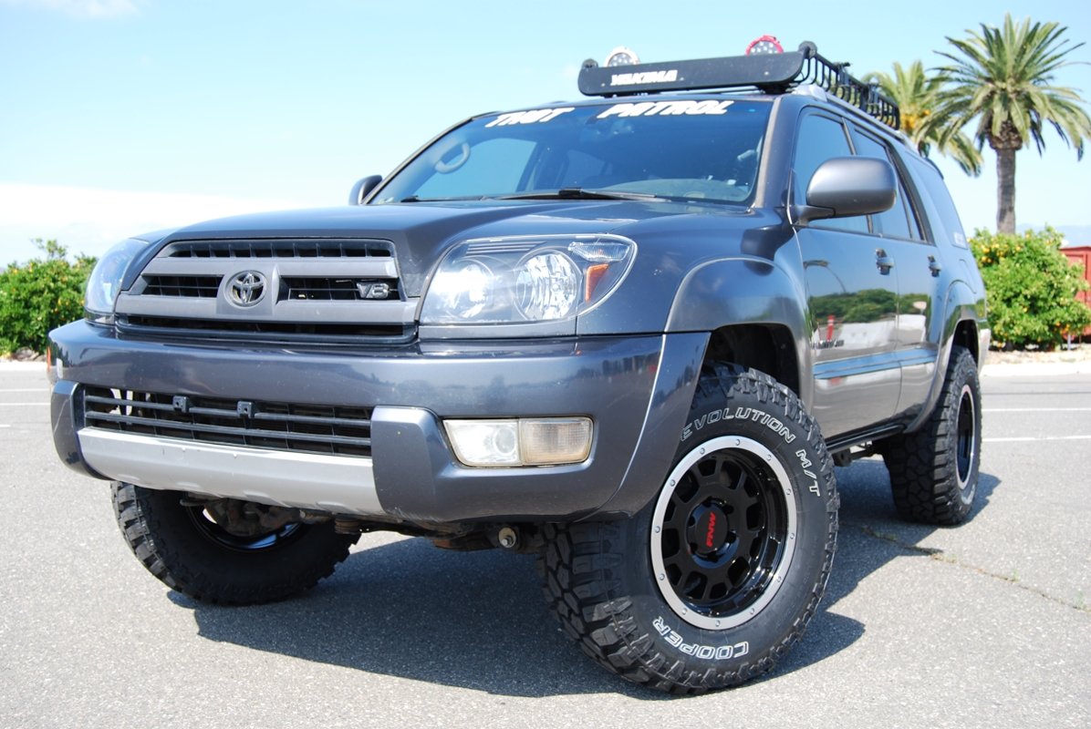 Jonah's 4Runner with Gloss Black Overlander (2) 1200.jpg