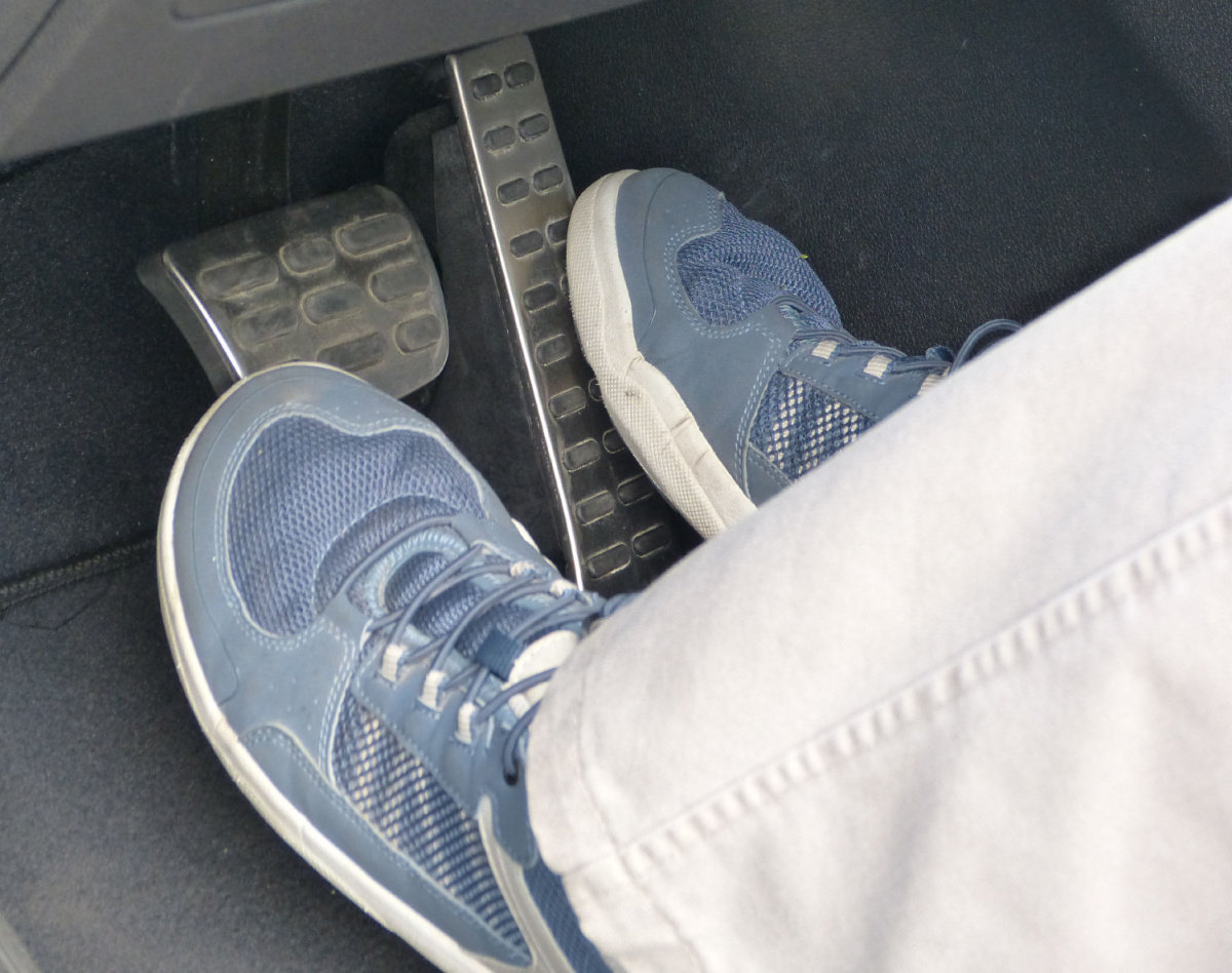 kenzie-wheels-left-foot-braking-one-foot-per-pedal.jpg