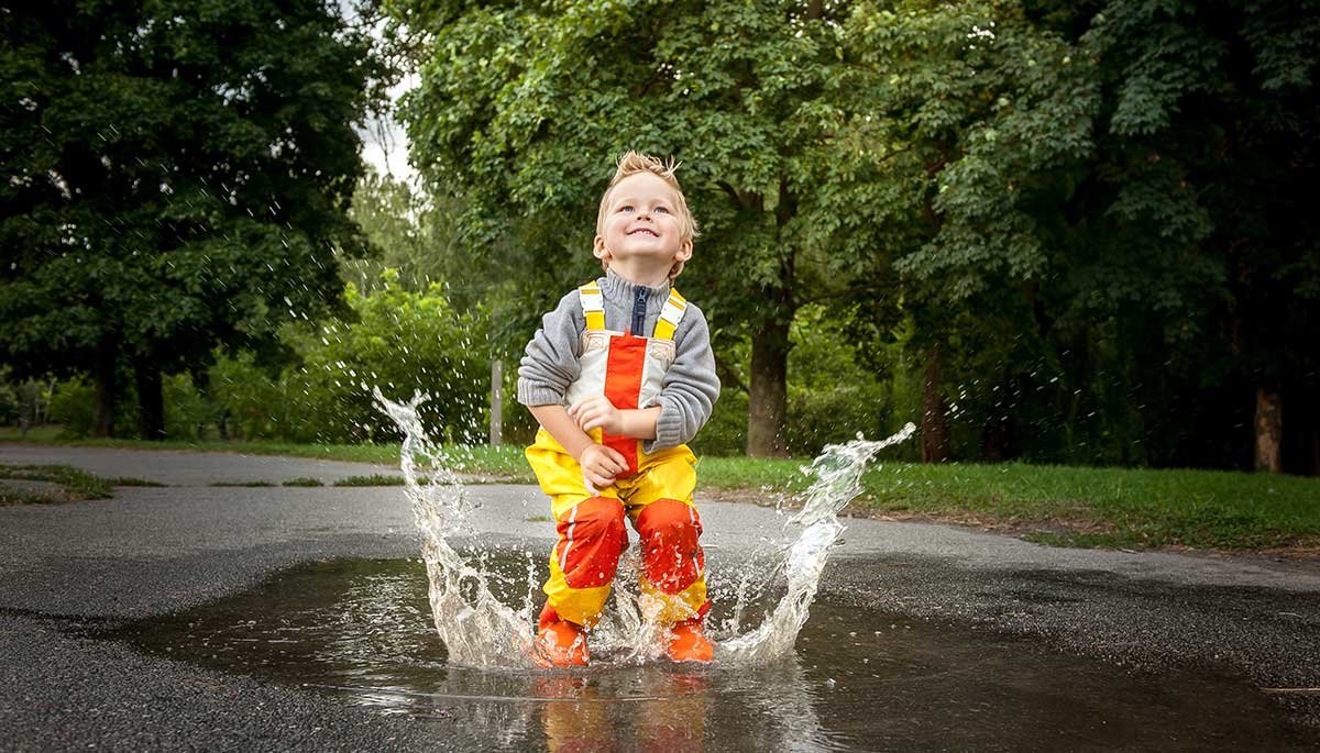 kid_jumping_in_puddle_ss_702737929.jpg