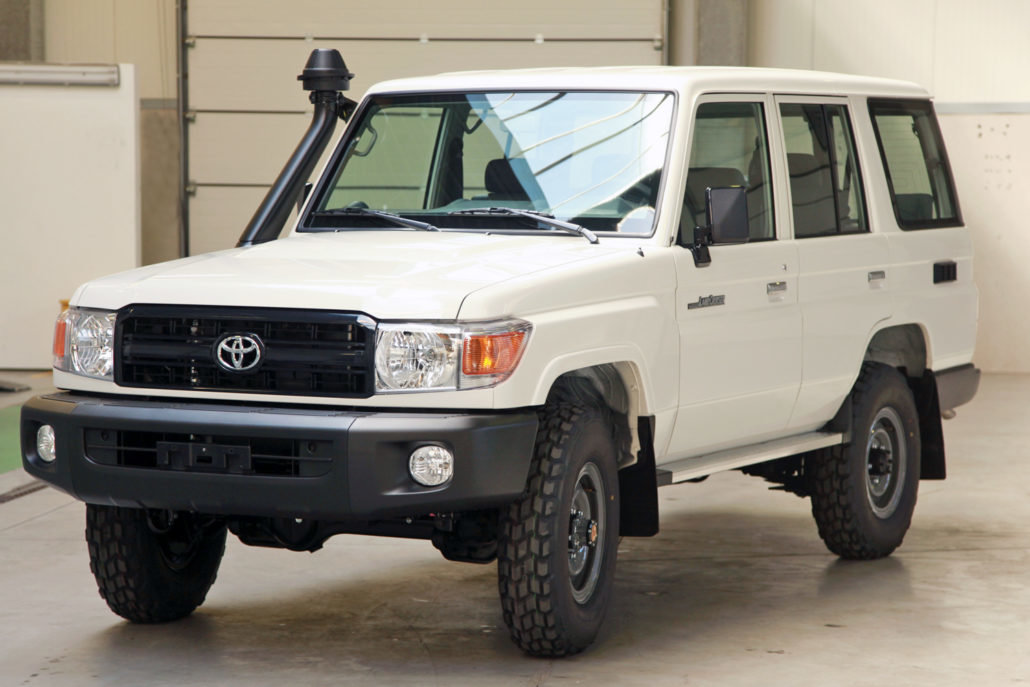 Land-Cruiser-76-Standard-4-1030x687.jpg