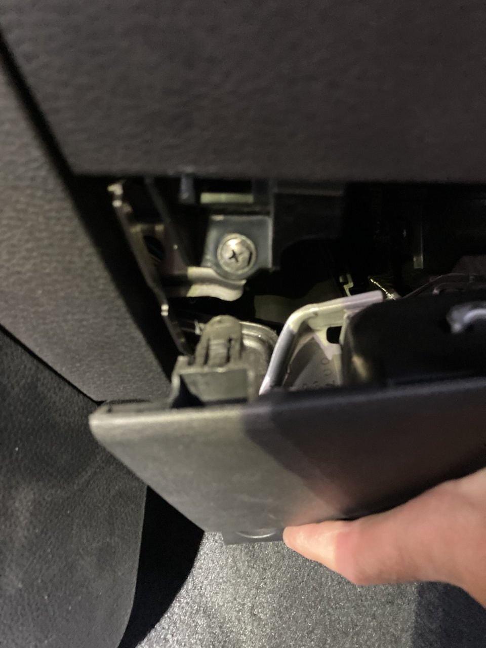 left_bottom_glovebox_screw.jpg