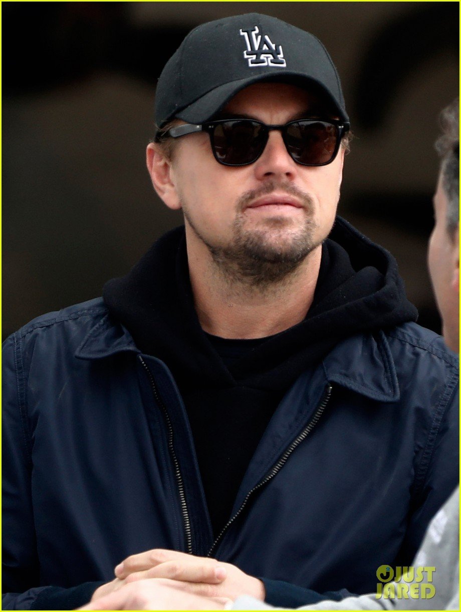 leonardo-dicaprio-checks-out-the-races-in-morocco-04.jpg