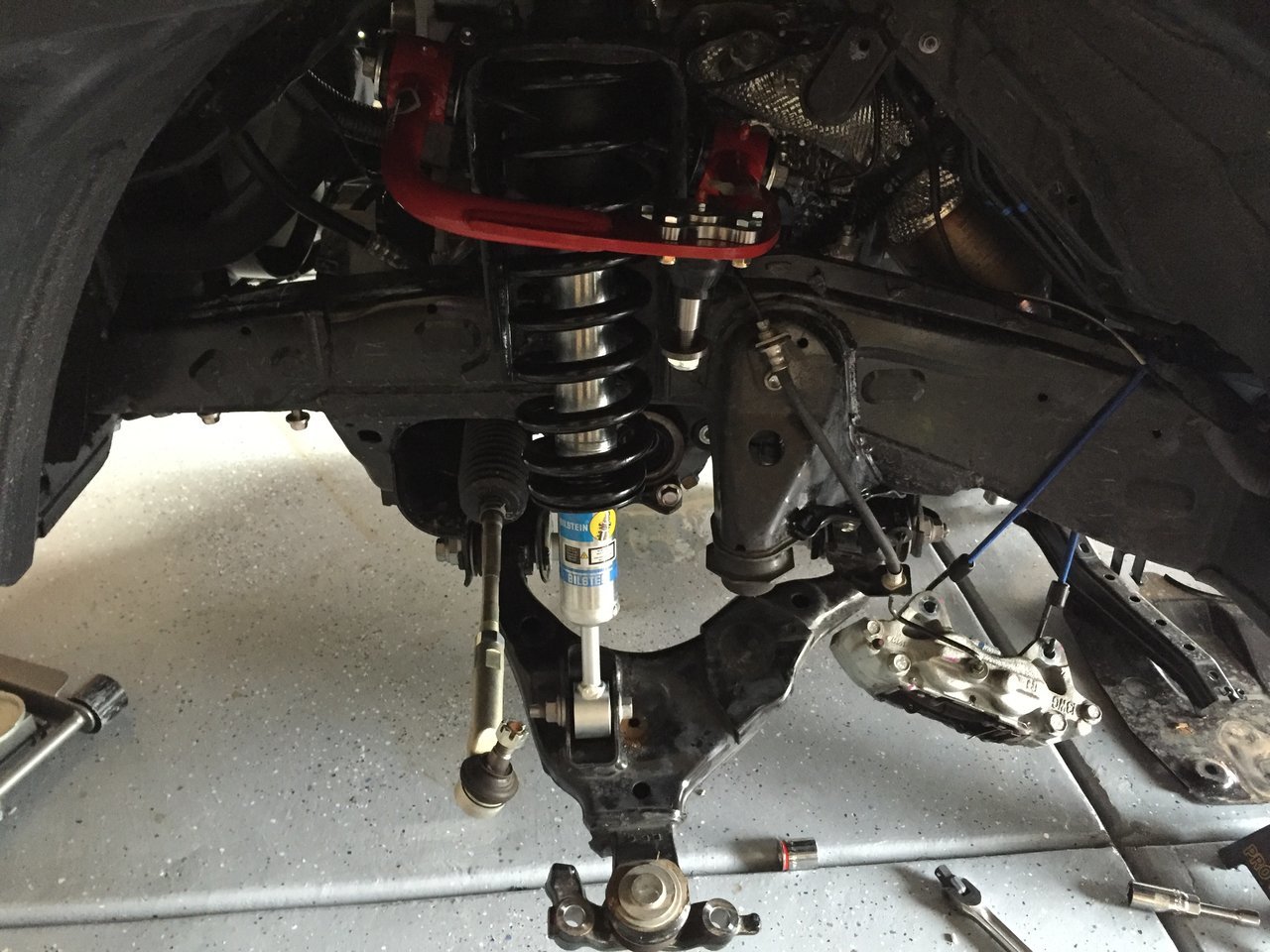 Lift Install - Front shocks UCA.jpg