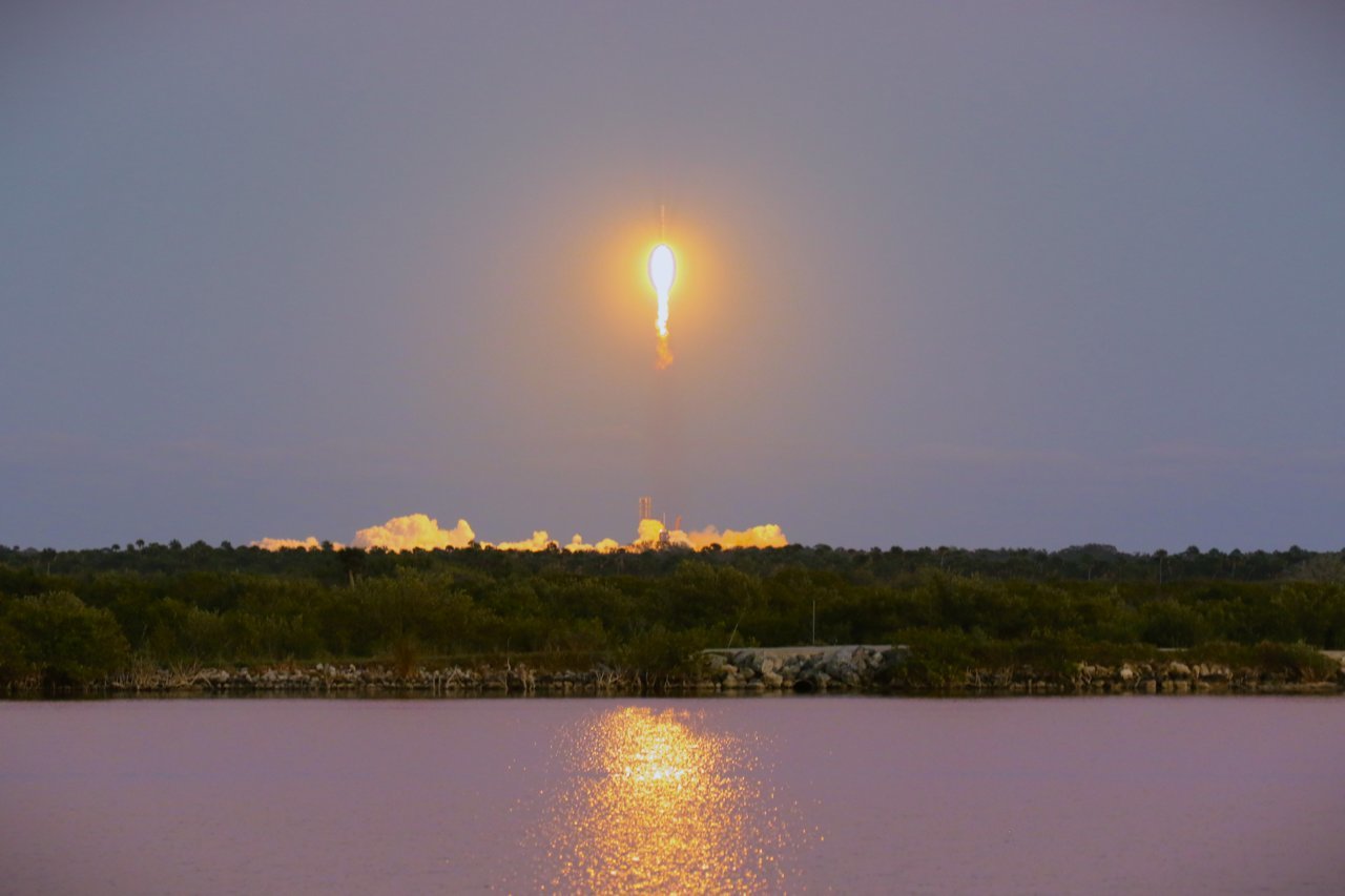 Lift Off Falcon Heavy.jpg