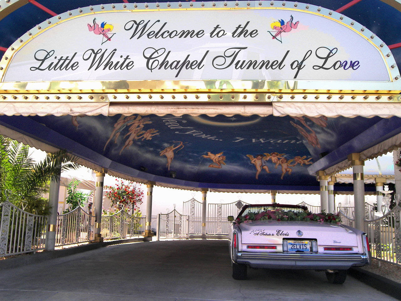 Little_white_chapel_drive_thru_2007.jpg